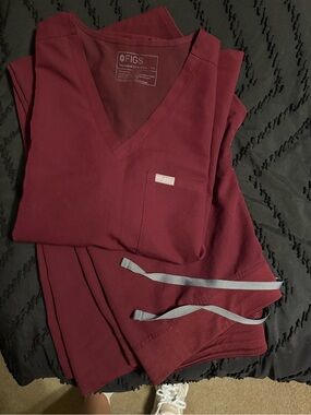Figs Women's V-Neck Scrub Set in Burgundy
